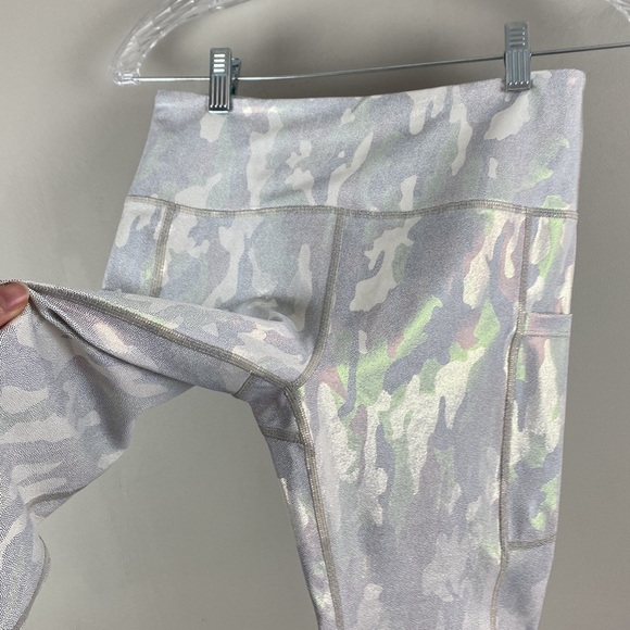 Zyia Womens Silver Metallic Camo Pocket Light n Tight Capri Leggings Size 6-8 - Picture 8 of 13